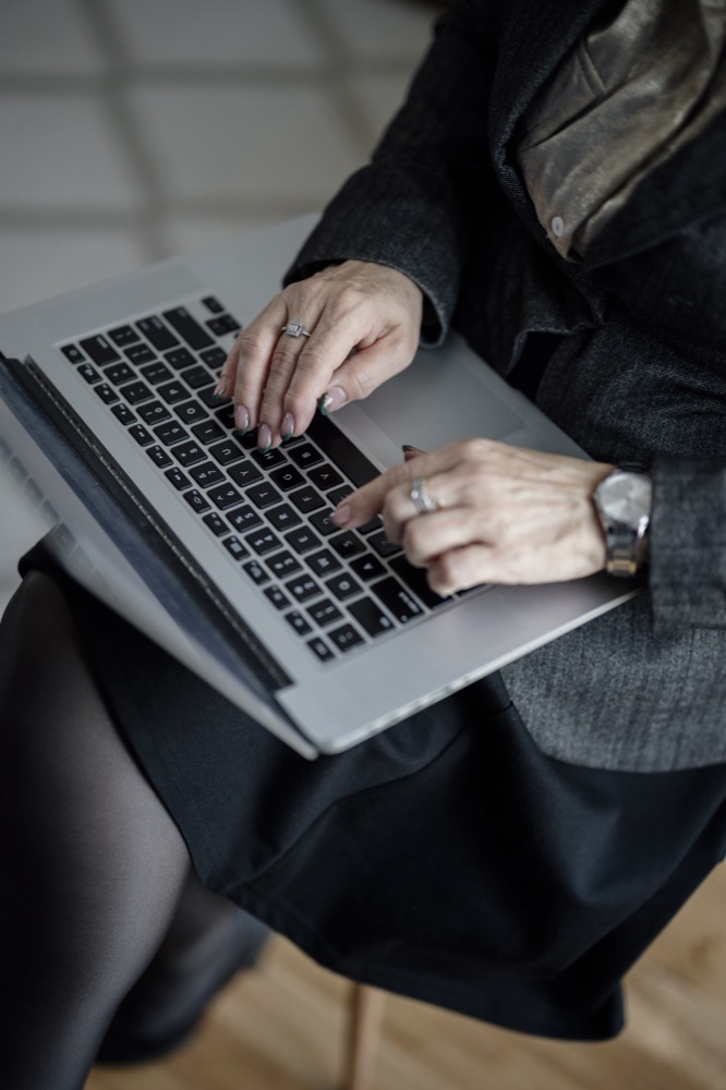 Mains sur un clavier d'ordinateur — illustration générique, sans rapport avec le cabinet